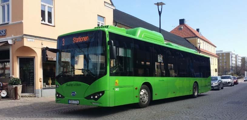 21(51) som är vanligt i dag. Den praktiska körsträckan är sedan uppskattningsvis 15 20 mil med dagens teknik. Batteridriven depåladdad standardbuss i Ängelholm. Tillverkare BYD. Foto: Ida Blank.