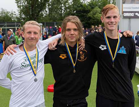 Vid invigningen av tävlingen är det tradition att yngsta simmaren representerar klubben i inmarschen, i år hade Linus Areblad den äran. Första passet startar alltid med 4x200fr.