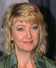 Kända personer med Parkinsons sjukdom Artisten Suzzie Tapper är född 1957 och drabbades av Parkinsons sjukdom omkring 1998.