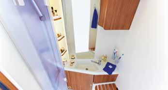 Den smarta placeringen av de fällbara duschdörrarna i genomgången ger överraskande mycket rum över i det mobila badrummet.