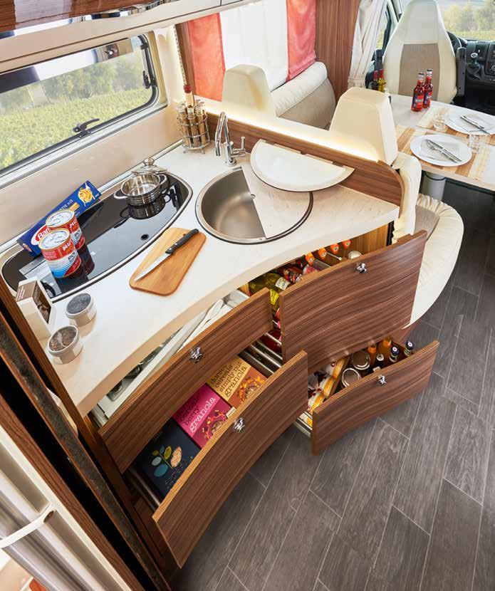 En ergonomisk köksfront, en spis med tre plattor och en diskbänk i rostfritt stål med fällbara arbetsytor skapar de optimala förutsättningarna