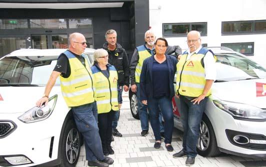 Grannstödsbilen bidrar till trygghet i kommunen Sven Karlsson och Maj-Lis Meltzer, grannstödsförare, Björn Svensson, trygghetssamordnare, Karl -Gustaf Sjöblom, grannstödsförare, Camilla Janson (S),