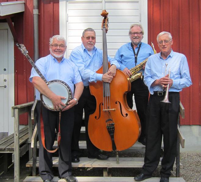 00 Folkmusikerna Lotta och Anna underhåller med musik från när