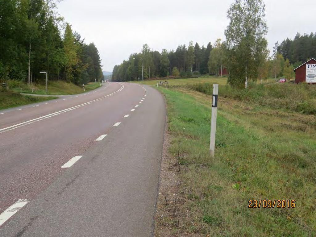 Sida 4(7) Olycksplatsen E16 är vid olycksplatsen 2-filig med vägren (se bild 1). Hastigheten är satt till 80 km/h på aktuell vägsträcka.