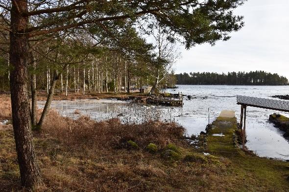 2017-06-05 9(15) Vattenområden Planen omfattar vattenområdet närmast stranden. Strandkanten består till övervägande del av sten med inslag av berg i dagen.