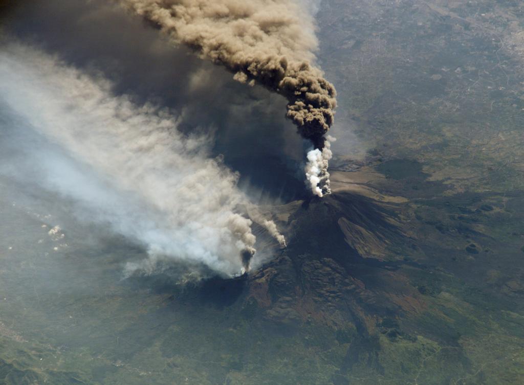 Utsläpp från STORA vulkanutbrott (tex Pinatubo 1991): Aerosoler: Sänker temperaturen globalt i 1-2