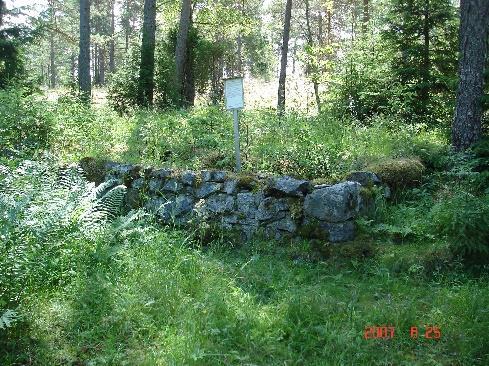 Vägen är järnvägsbanken från tidigt 1900-tal som här fortsätter på sin väg från Bredsjönäs gruva till Älgsjöbackens gruva.