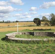 På gården möts du av frigående Hedemorahöns som gärna välkomnar alla besökare. Väl värt ett besök är även de fyra stenålders gravarna, gånggrifter, som finns ca 100 m från Karleby Konst & Hantverk.