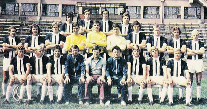 Mužstvo Lokomotívy Košice zo sezóny 1975/76 ako dôkaz, že Pavol Kretovič (v hornom rade druhý sprava) bol v minulosti spoluhráč súčasného trénera Slovenska Jána Kozáka (v strednom rade druhý zľava).