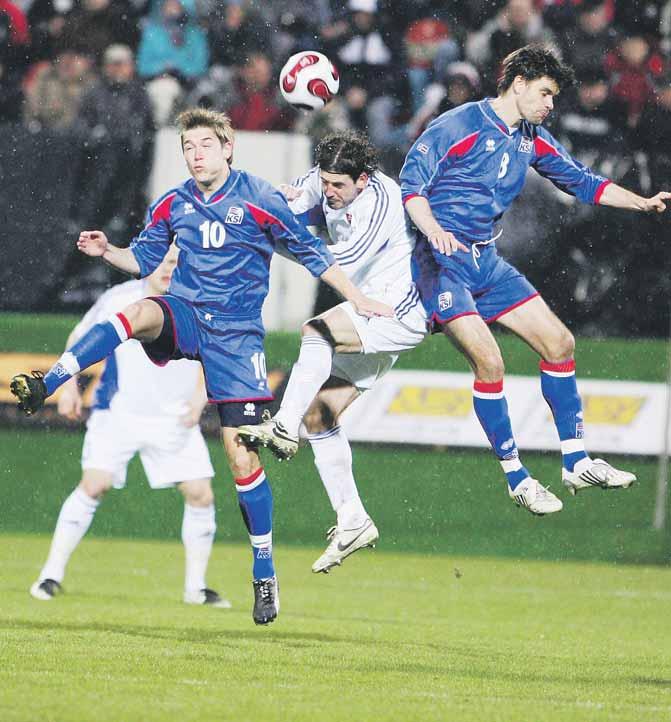PRÍPRAVNÝ ZÁPAS Slovensko Island BILANCIA VZÁJOMNÝCH ZÁPASOV: 4 2 1 1 7:5 Balázs Borbély v hlavičkovom súboji s Olafurom Ingim Skulasonom (č. 10) a Stefanom Gislasonom (č. 8).