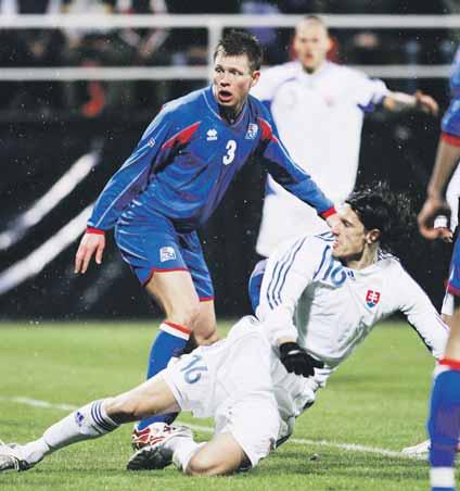 Marián Čišovský v sklze zachraňuje pred Bjarnim Olafurom Erikssonom v zápase v Zlatých Moravciach. Martin Škrtel a Eidur Gudjohnsen počas zápasu v Zlatých Moravciach.