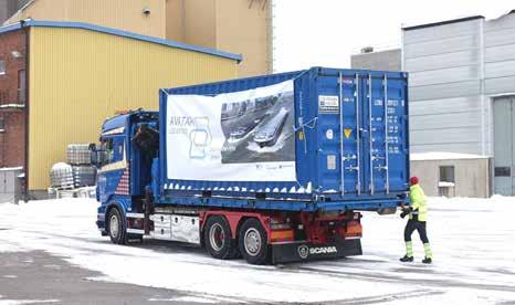 Ur mynningen till Göta älv anlöper ett containerlastat pråmekipage som lossas och omlastas till väntande lastbil.