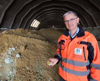 Runt hela området ligger välordnade rader med stora cylinderformade stålkroppar, väntande på att bli hämtade.