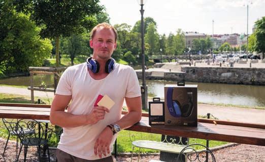 FÖRETAG Rasmus Nilsson med Survive it City 4000 Power bank och Rock it Pro One Bluetooth-hörlurar vid Stora Teatern i Göteborg.