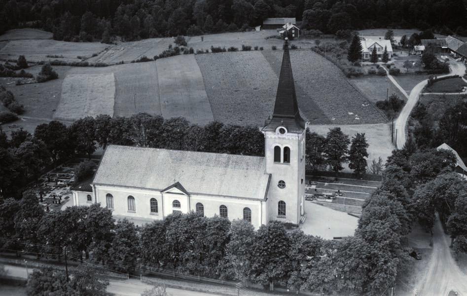 Flygfoto I Smålands museums fotoarkiv finns ett par flygfoton över Älmeboda kyrka och kyrkogård tagna år 1947 och 1961.