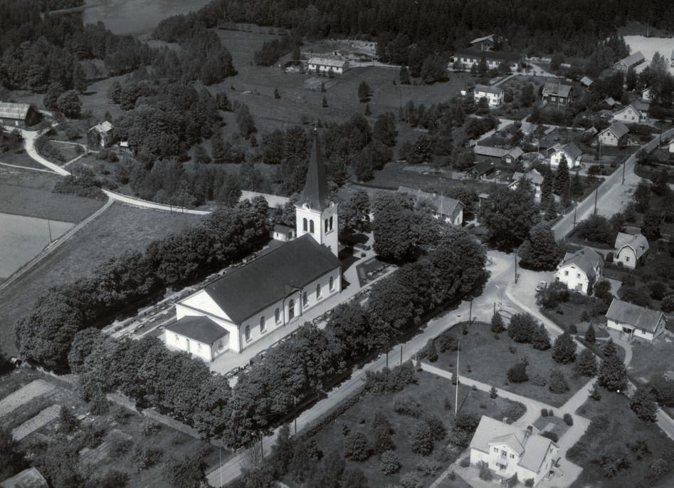 Älmeboda kyrkogård 1961. Beskrivning av kyrkogården idag Allmän karaktär Älmeboda kyrkogård är anlagd samtidigt med den nya kyrkans uppförande på 1870-talet.