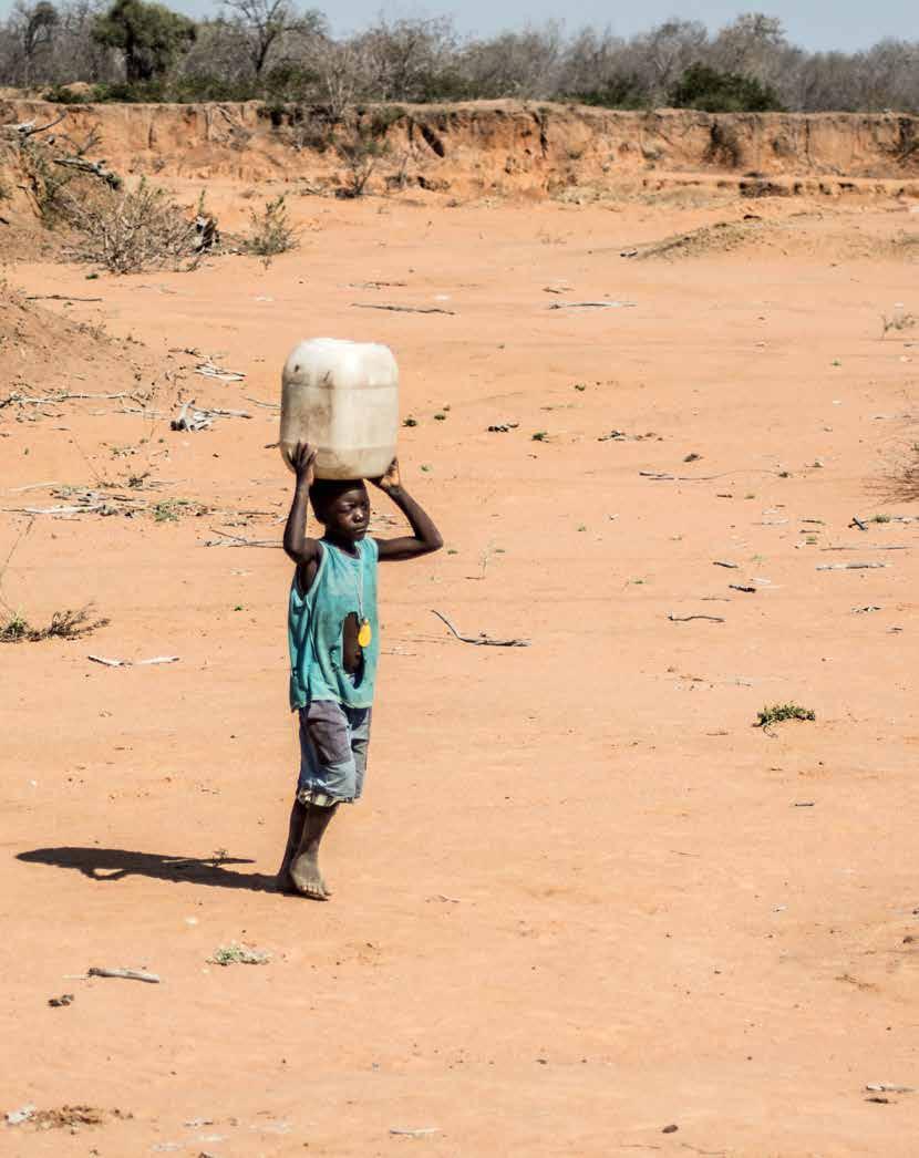 Världen 8-årige Orlando David Valoi i Moçambique går flera kilometer för att hämta vatten, till följd av att många