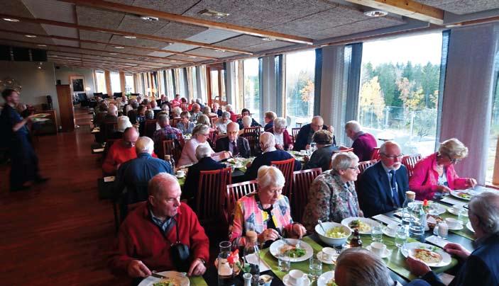 80+ lunch på Lastberget Tänk så bra vi har det som är med i Håbo SPF. Hösten är här och det kommer en inbjudan till den traditionella lunchen för alla 80-åringar som är med i SPF.