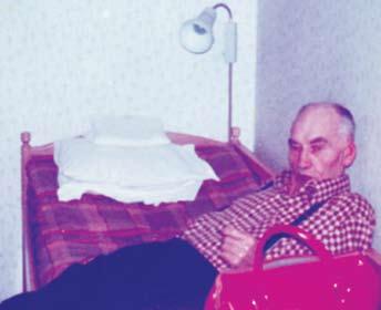Farfar och Farmor När jag var liten i början av 50: talet var det inte vanligt att de äldre generationerna lekte med barnen.