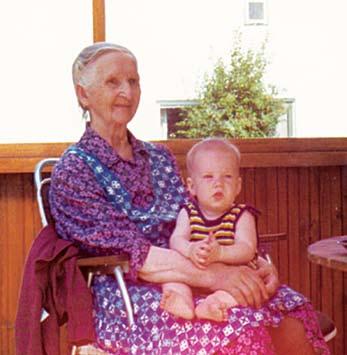 Anna med barnbarnsbarnet Andreas 1975 vid stora vägen. Det gällde att vara på sin vakt när man var med farmor eller farfar i ladugården.