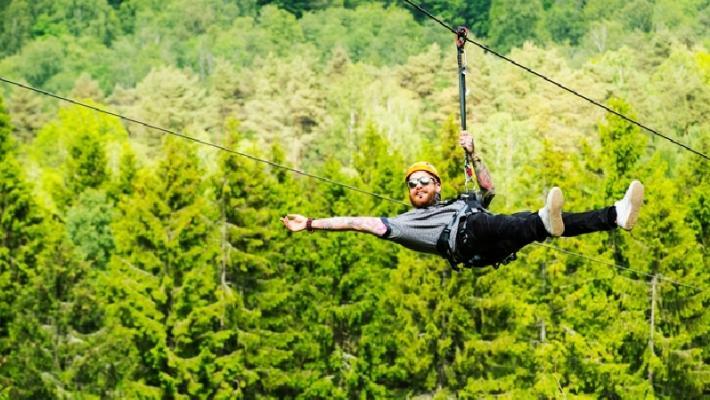 bungyjump med kraftigt gummiband, som låter er hoppa upp till 25 m i luften och utföra akrobatik! Ängelholm Hembygdspark (29.8 km) Det kan vara väl värt att åka till Ängelholm Hembygdspark.