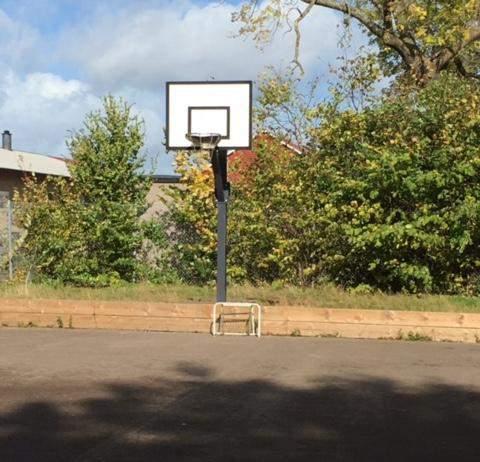 Fortsatt arbete vid bandyplanen Bandyplanen har fått basketkorgar uppsatta.