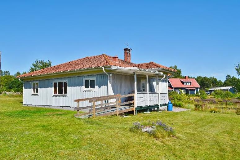 Hela huset har kopplade tvåglasfönster. Uppvärmning sker med direktverkande el samt vedeldad köksspis.