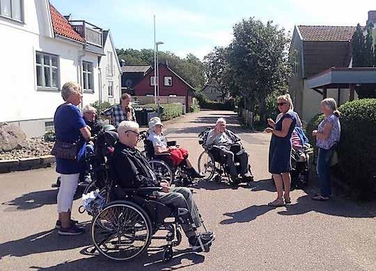 Susanne Thell på Bjäre Kraft visar TV-utbudet för kund på kontoret i Västra Karup. Foto: Mette Ottosson. Vejbystrandsstranden i vinterskrud. Foto: Alf Örjas.