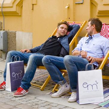 Shoppinghäften hämtas ut på Turistbyrån i Nordstan eller på Kungsportsplatsen. Freeports häfte hämtas ut i informationen på Djungelrummet på Freeport, Kungsbacka.