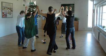30 Start: 1 februari Information: diakon Lena Burman Holmgren, 560 387 21 livets träd dans i tillit och närvaro Cirkeldanser/heliga danser har uråldriga anor och