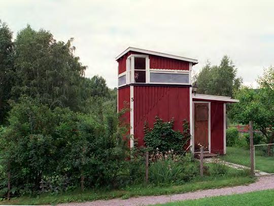 En förutsättning för att bygga ut Järvafältet hade också varit att tunnelbanan drogs dit. Men det skulle dröja ända till 1975 innan Järvaborna fick sin tunnelbana. Tensta fick utstå mycket kritik.