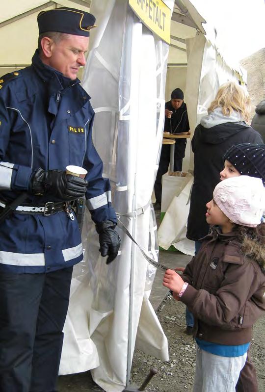 Gravfält och runstenar vittnar om denna invandring. Landhöjningen fortsätter och den gamla havsbotten har blivit fin betesmark.