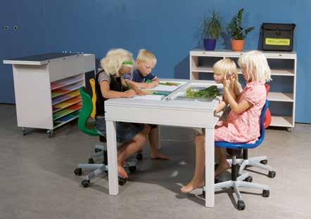 Bordet är en multifunktionell möbel som kan användas som lekbord, matbord, förvaringsbord, arbetsbord mm. Det kan sitta 6-8 barn omkring bordet samtidigt.