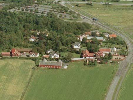 På Åby slätt och Solängen styckades ett större antal villatomter mitt ute på åkermarken utan