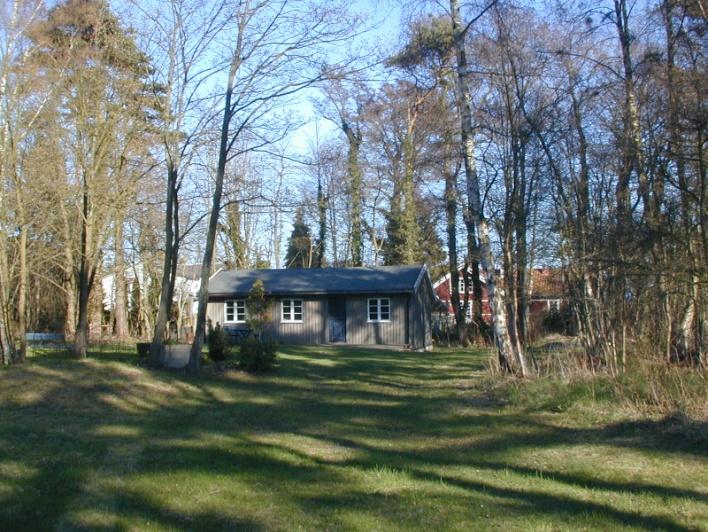 UTSTÄLLNINGSHANDLING Befintlig stuga på planområdet Natur Marken är bevuxen med gles blandskog och