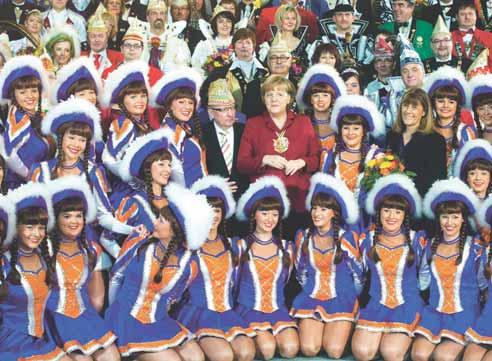 20 STRUČNE Holanďania preukázali svojej kráľovnej Beatrix deň po oznámení jej abdikácie na trón veľký rešpekt a hlbokú vďaku. Britská Kráľovná Alžbeta II. nenapodobní holandskú panovníčku.