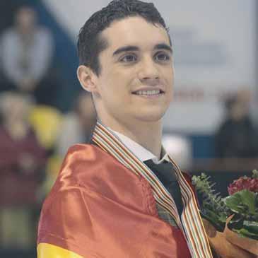 plocha stíchne. Nastáva hodina pravdy. Tá, v ktorej musí 21-ročný Španiel Javier Fernández uhranúť krasokorčuliarsky svet. Bingo!