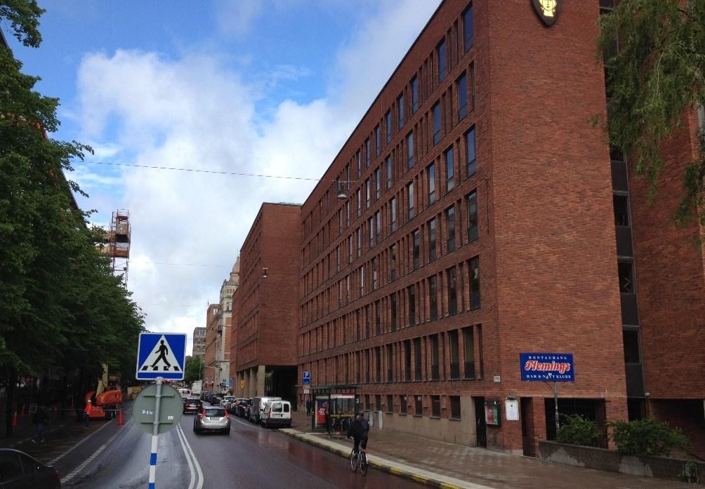 Sida 4 (10) Gatubild, Fleminggatan med fastigheten Klamparen 7 till höger. Foto taget sommar 2017.