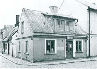 skulle i så fall innebära att kyrkans södra grundmur legat här och att de tre skeletten som påträffades legat inne i kyrkan (Blomqvist 1947).