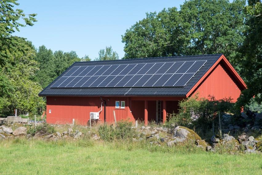 50 Altaner, solcellspaneler och solfångare i PBL Arkitektur och solenergianläggningar Som framgår av uppdraget har både intresset för solenergi och mängden solenergianläggningar ökat.