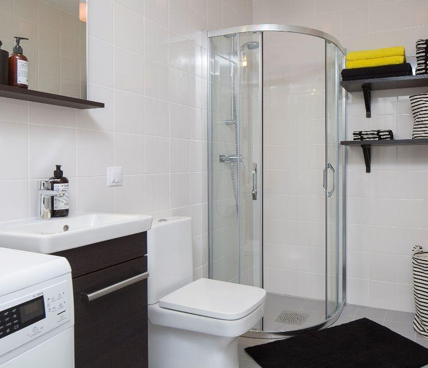 utanför. Badrum: Rymligt badrum med dusch, wc, handfat. Samma material som i badrummet på nedre plan. Härlig bastu med väggar och lavar i ask med glasad dörr.