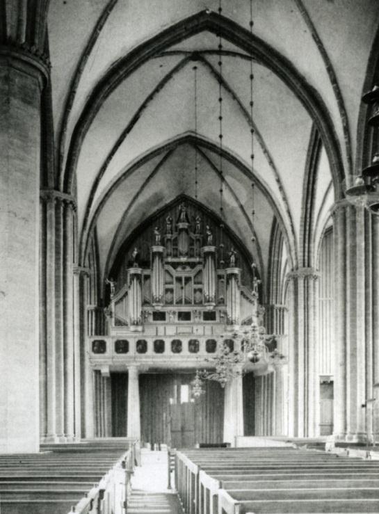 Linköpings stift: Orgelinventering etapp 1 RAPPORT 77(108) Västläktare och tornkammare ca 1886/87 Linköpings domkyrka. före respektive efter omgestaltning på 1880-talet. Foto ÖLM ca 1886 resp.