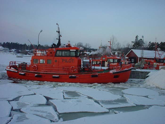 Bogserbåten KARL-ERIK, IMO-nr 7388657-SJFD-personskada den 21 mars 2008 Lättvikt: Löa: Bredd: Djupgående: Klass: 76 ton 18,5 meter 6,07 meter 3,25 meter Sjöfartsverket Byggnadsår: 1975