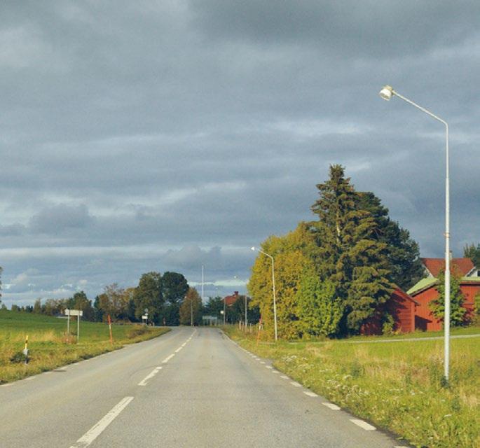 Äldre belysningsanläggning, uppförd med andra krav än dagens. Längre mellan stolparna, felplacerade stolpar, felaktigt material enligt dagens kriterier.