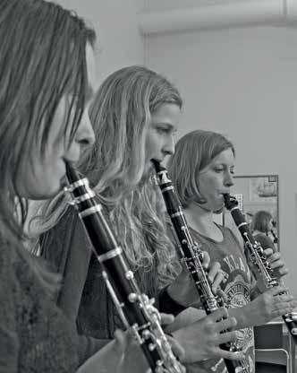 Träblåsinstrument FOTO: ANNIKA PAULSSON Klarinett Är liksom saxofonen ett rörbladsinstrument. Tonen kan variera från varm och mjuk till vass och stark.