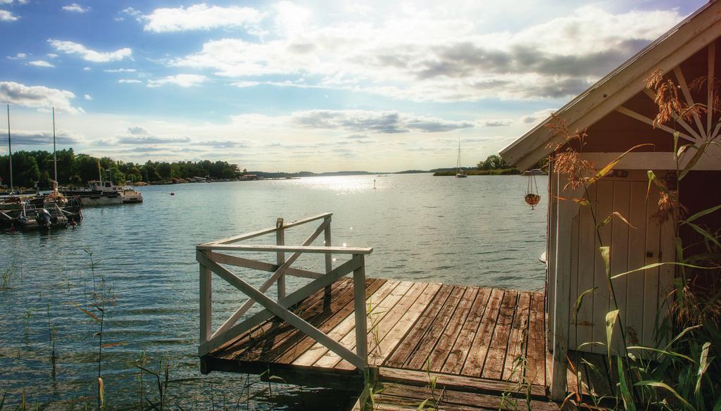 Fastigheten har en spännande historia och har bl a haft en mycket trädgårdsintresserad ägare på 20-talet. I försäljningen ingår den avstyckade granntomten som också är en sjötomt.