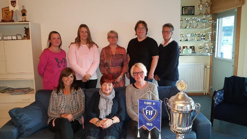 90 ÅR I FOTBOLLENS TJÄNST FIF dam började som syförening Floby IF:s damklubb jubileumsåret 2017: Stående fr.v. Eva Nyberg, Jessica Ahlberg, Ewa Johansson, Maria Möller och Ewa Fälth. Sittande fr.v. Sissi Andersson, Lisbeth Heldin och Eva Andersson.