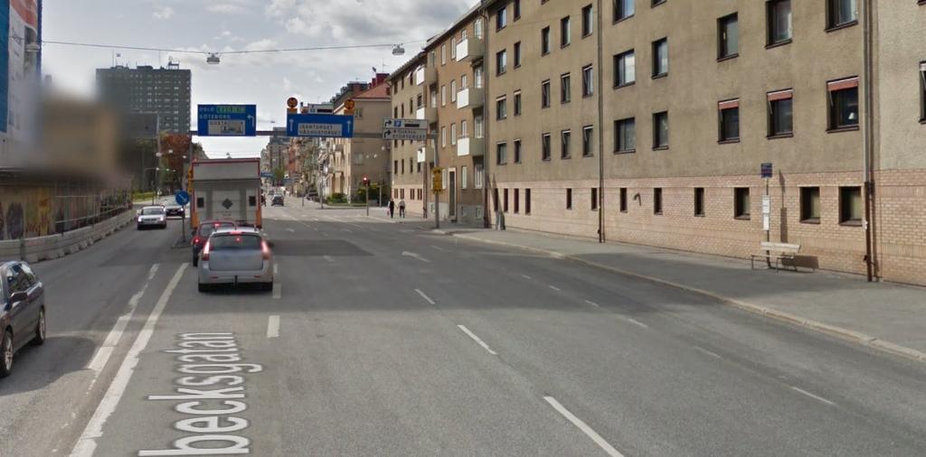 6 med upphöjd kantsten, övriga hållplatser har låg kantsten vilket tvingar bussen att niga vid angöring.