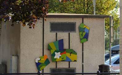 Färgglädje Francesc Taltavull Väggskulpturen på elskåpet är en gåva från Elverket till Katrineholms kommun.