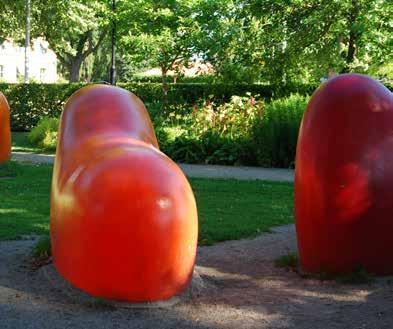Kreaturstorg Monika Gora Konstnären Monika Goras röda och orange skulpturer som står i Stadsparken är gjorda i glasfiber.